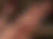 I piedi nudi perfetti della mia padrona si muovono lentamente sul tuo viso, mentre io accarezzo il tuo cazzo con le mani nude.