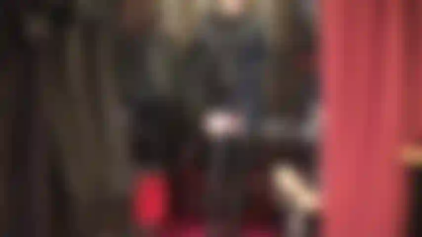 Una dea vestita interamente di pelle nera.