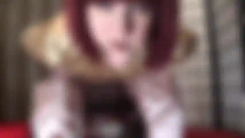 Una dea di raso lucido che adora e gioca con lo sputo.