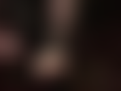 La padrona si strappa i collant neri per rivelare le sue deliziose dita dei piedi nude.