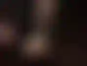 La padrona si strappa i collant neri per rivelare le sue deliziose dita dei piedi nude.