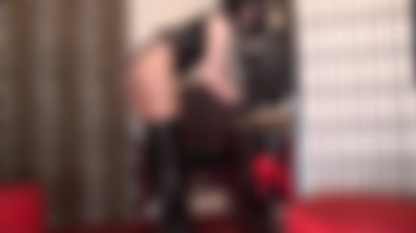 Lussuose mutandine in raso: questo paio di mutandine in raso lucido color oro e marrone è uno dei preferiti della padrona. Diventeranno presto tue...