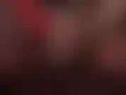 Accarezzo con le mani nude uno strap-on bianco - ti piace quando accarezzo il mio grosso cazzo, lubrificato e così lucido, facendo scorrere le mie lunghe dita sexy lungo l'asta... Che stuzzica le palle...