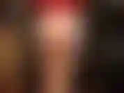 Feticista del raso: ami la sensazione setosa e la splendida lucentezza del raso. Una mistress wow che indossa mutandine rosse con la schiena scoperta e una camicetta rossa abbinata, poi indossa strati di collant lucidi e guaine vintage.