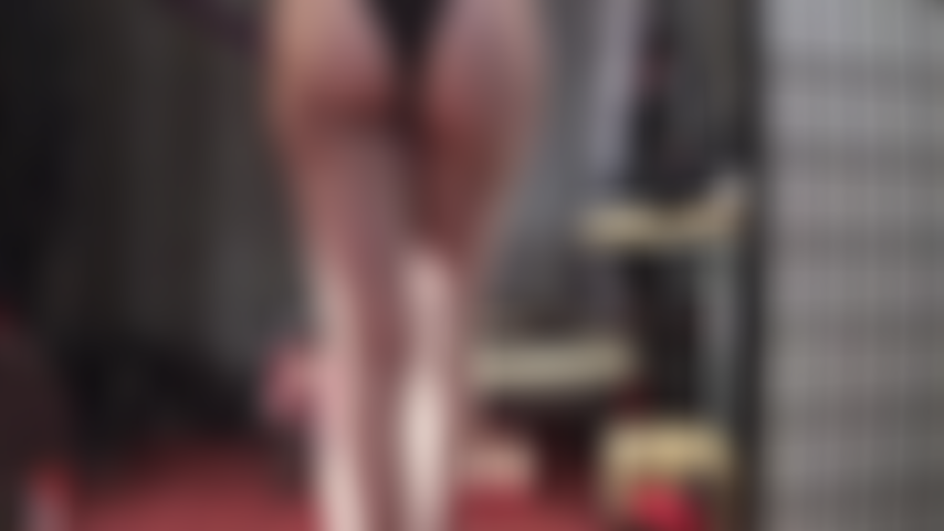 Carina in viola: calze di pizzo di seta e mutandine di pizzo.