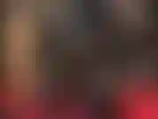 Con guanti fetish in vinile pvc lucido, che accarezzo e lecco tacchi a spillo da 10 pollici color argento lucido.