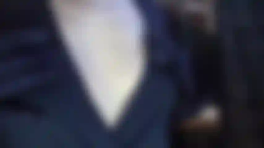 Una bella provocazione con body blu scollato: il seno della mia padrona è davvero invitante in questo body blu navy. Ti piacerebbe essere provocata?