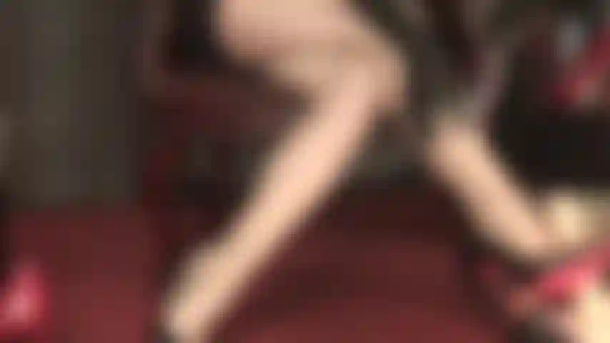 La padrona vivian ha il controllo totale sul tuo cazzo: le sue scarpe con tacco a spillo dalla suola rossa, le gambe e i piedi ricoperti di collant lucidi hanno il potere di prosciugarti.