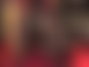 Un enorme strap-on nero avvolto in calze di nylon: la padrona ti riempirà con 43 centimetri di cazzo ricoperto di nylon.