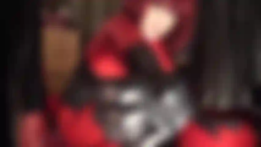 Occhi cattivi e dita di cuoio - che ti soffocano la gola mentre ti fisso negli occhi. Sei dipendente dalla sensazione dei miei guanti di pelle che ti tolgono il respiro.