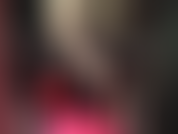 Provocazione sensuale in calze sopra collant, tacchi alti lucidi e una minigonna succinta in lattice, corsetto di pelle e parrucca bionda. Provocazione sexy delle gambe, adorazione del culo, gambe incrociate...
