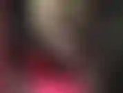 Provocazione sensuale in calze sopra collant, tacchi alti lucidi e una minigonna succinta in lattice, corsetto di pelle e parrucca bionda. Provocazione sexy delle gambe, adorazione del culo, gambe incrociate...