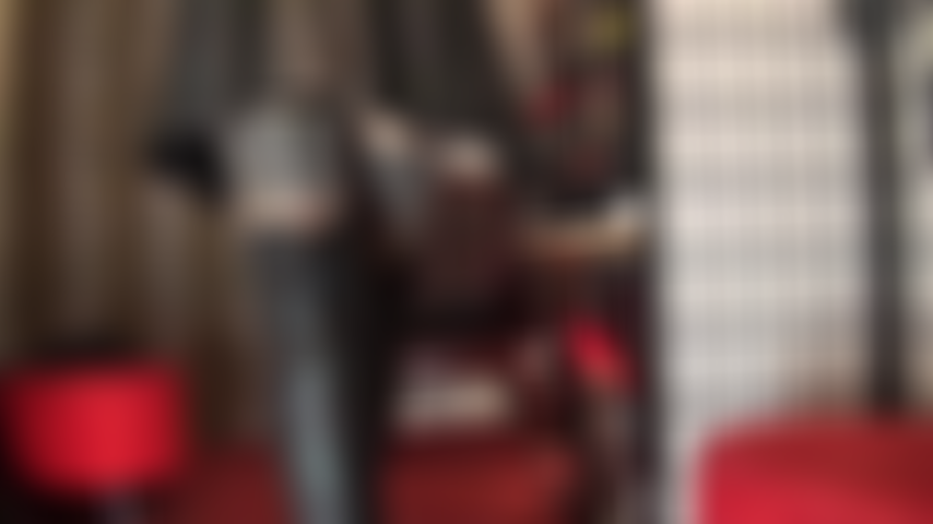 Che adora la dea della pelle: la mia padrona è vestita con una bellissima pelle nera, una minigonna attillata e stivali alti sopra il ginocchio, sotto strati di calze e collant.