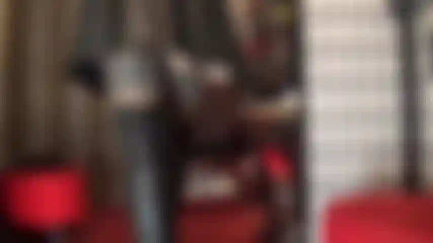 Che adora la dea della pelle: la mia padrona è vestita con una bellissima pelle nera, una minigonna attillata e stivali alti sopra il ginocchio, sotto strati di calze e collant.