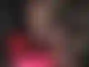 Ti piace guardarmi mentre mi accarezzo il cazzo, vero? Accarezzami pure, vediamo quanto resisti a fissare le mie lunghe gambe sexy in nylon, penzoloni e con i piedi che mi stuzzicano.