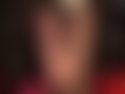 Con collant neri lucidi e piedi che stuzzicano le mie attenzioni mentre indosso camicia e cravatta, cappotto di pelle e guanti. Sexy!