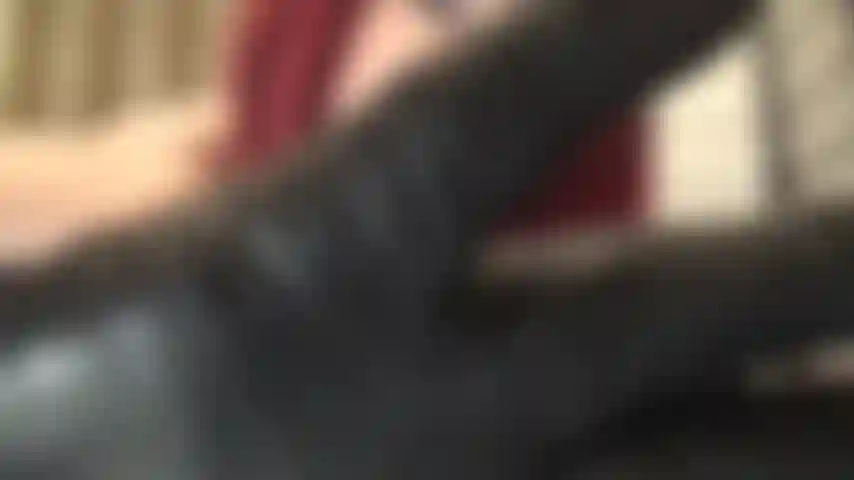 Questi guanti di pelle ti stringono il collo, ti riempiono di saliva deliziosa e ti carezzano e ti spingono un enorme cazzo nero nel buco del cazzo.