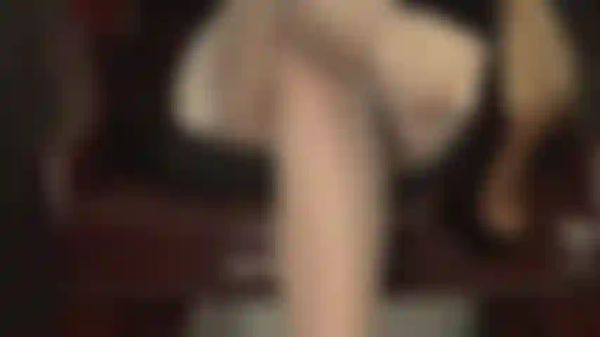 Calze vintage in nylon bianco seta e trasparenti: sono la cucitura, il tacco cubano, la splendida lucentezza di queste calze vintage sostenute da giarrettiere che fanno battere molto più forte il tuo cuore amante del nylon.