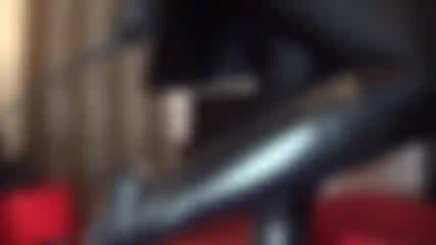 Una padrona della pelle, un'adoratrice di stivali, una frustina da equitazione, e gioco con l'idea di sentire i guanti di pelle, gli stivali e la frusta della padrona...