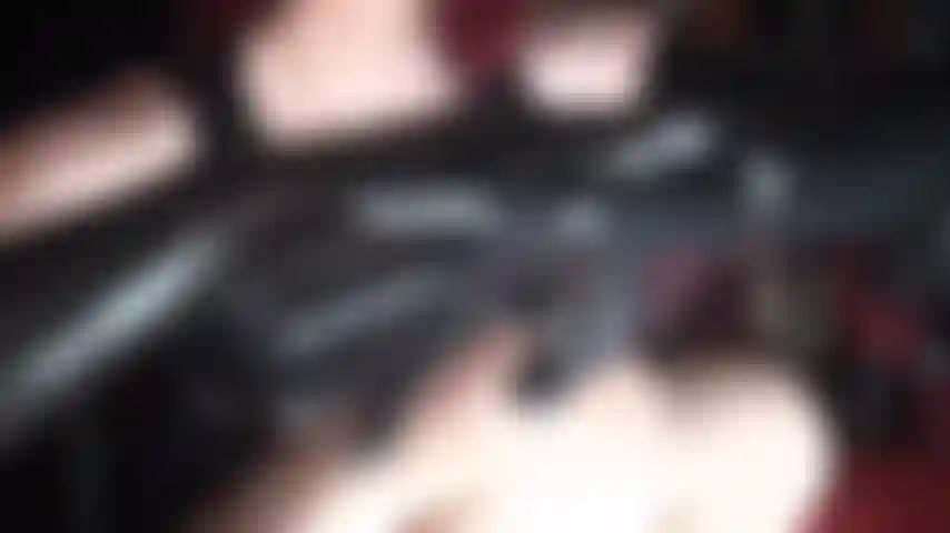 Con una minigonna sexy in lattice, collant e calze lucide. La padrona sa quanto il tuo cazzo dolorante gocciola per questo outfit... Così tanto liquido preseminale... È ora che la tua dea del lattice ti munga fino a prosciugarti...