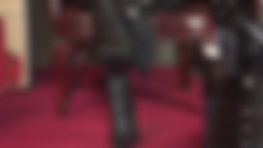 Seduzione con stivali di pelle - la padrona vivian conosce il tuo desiderio più profondo di posare la lingua sulla morbida pelle nera, leccandone il gambo, il tallone, la suola...