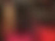 Ti incoraggio a masturbarti con le mie gambe incrociate, i miei pantaloni di raso nero e gli stivali alti e lucidi.