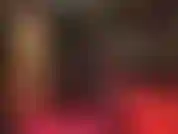 Ti incoraggio a masturbarti con le mie gambe incrociate, i miei pantaloni di raso nero e gli stivali alti e lucidi.