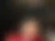 Una padrona bionda in pelle che mi stuzzica a piedi nudi.