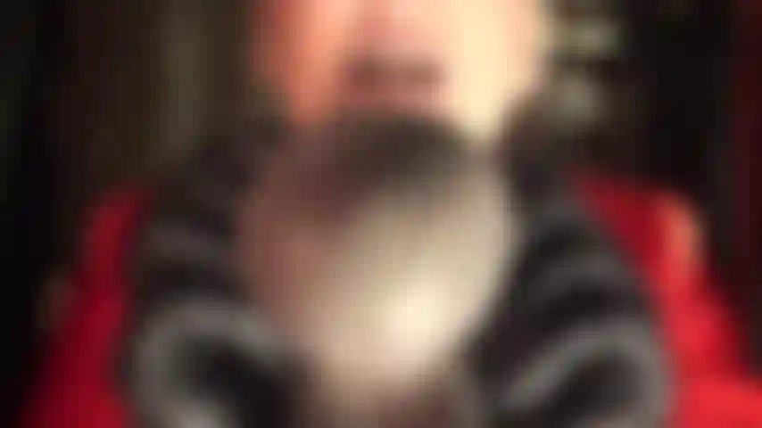 La padrona ti nutre con un grosso cazzo nero - mentre guardi negli occhi azzurri della padrona, apri la bocca e rilassa la gola per prendere questo grosso cazzo nero. Deliziosa, non è vero?!