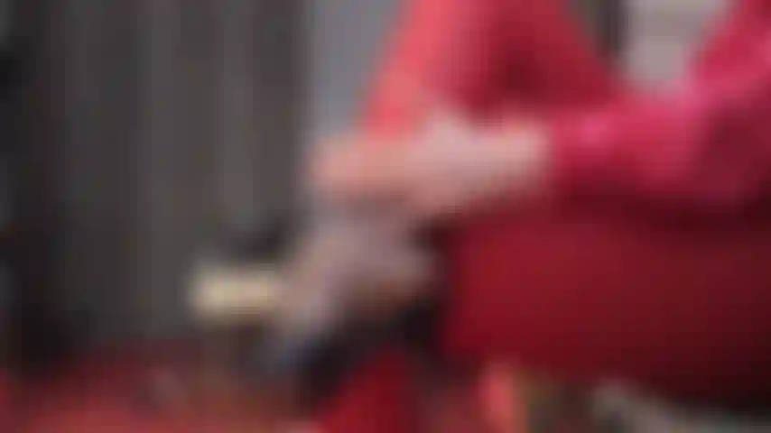 Che adora i piedi in collant neri super trasparenti e muli di pelle consumati. Così vicina che la padrona ti fa sognare il profumo dei suoi piedi e delle sue scarpe di nylon sudati.