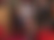 Mi stuzzica la mistress vivian indossando collant neri trasparenti, prima di indossare calze sexy con cuciture e giarrettiere.