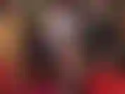 Mi stuzzica la mistress vivian indossando collant neri trasparenti, prima di indossare calze sexy con cuciture e giarrettiere.