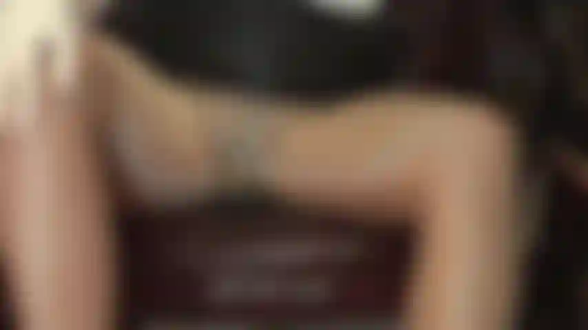 Che stuzzica il cavallo indossando mutandine di pizzo color carne e collant.