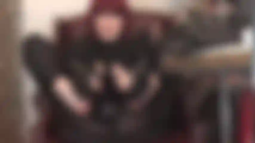 Faccio footjob e handjob con guanti di lattice su un grosso cazzo nero mentre indosso un enorme strapon nero: la padrona vivian strofina i suoi piedi di nylon profumati e le mani guantate di gomma su tutto questo grosso cazzo nero.