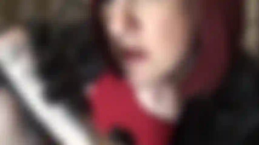 Faccio una sega con guanti di pelle su un dildo non tagliato.