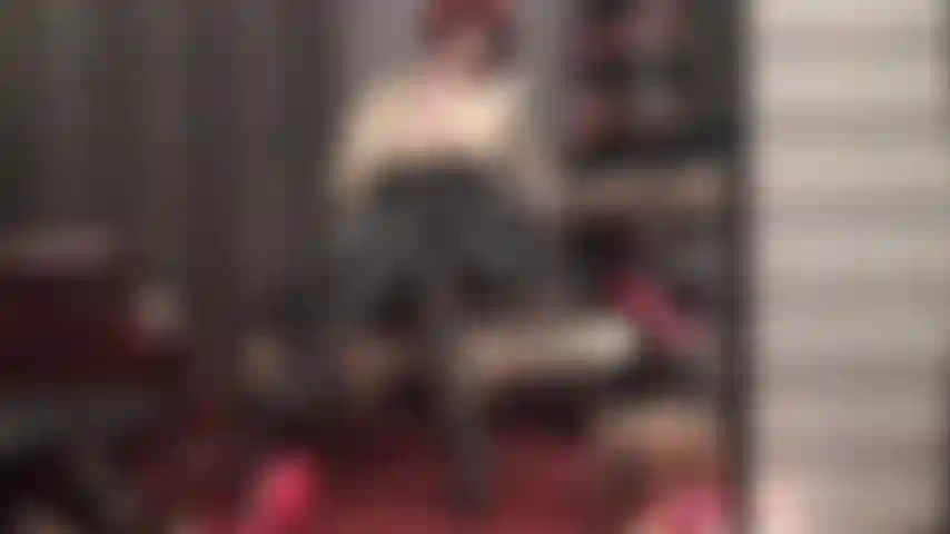 Adoro la mia camicetta in raso dorato, il corsetto in pelle, i pantaloni in pelle, i guanti in pelle e gli stivali in pelle: le curve della tua dea sono incredibili in pelle attillata e raso setoso.