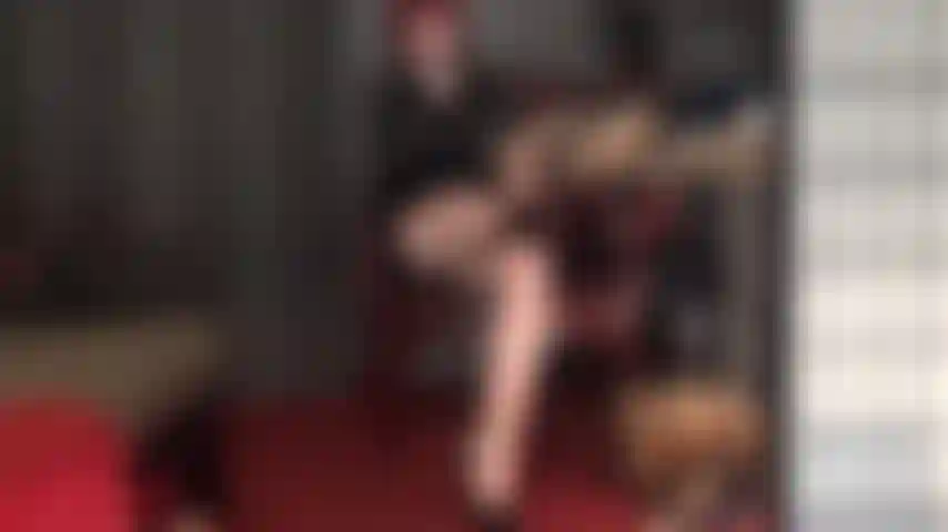 Collant color carne con cucitura posteriore nera sono allettanti e stuzzicanti per gli amanti delle gambe. La padrona vivian passa lentamente le dita e un dildo su queste cuciture.