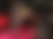 Gambe in collant: immaginati ai piedi della tua dea, mentre adori le sue bellissime gambe indossando un paio di calze nere trasparenti e décolleté fetish con tacco in acciaio rosso.