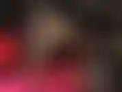 Gambe in collant: immaginati ai piedi della tua dea, mentre adori le sue bellissime gambe indossando un paio di calze nere trasparenti e décolleté fetish con tacco in acciaio rosso.