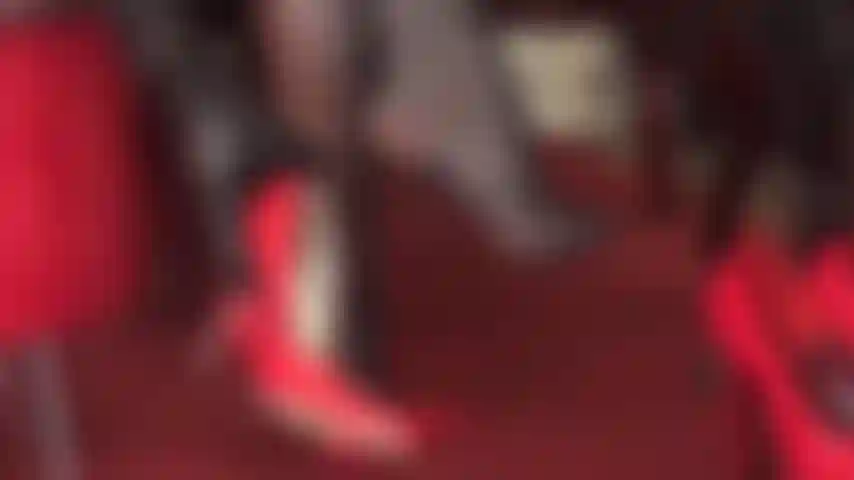 Amante dei tacchi alti: questo incredibile paio di tacchi a spillo rossi lucidi è tutto per te, da adorare mentre ti inginocchi ai piedi della tua amante.