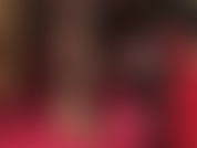 Che calpesta il cazzo indossando delle sexy décolleté leopardate e dei collant neri trasparenti.