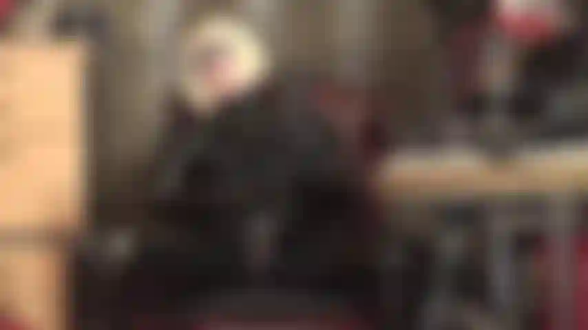 Una catwoman bionda con un enorme strap-on nero, la padrona vivian, vestita con una tuta in pvc nero lucido, indossa uno dei suoi enormi cazzi neri per farti fare un giro.