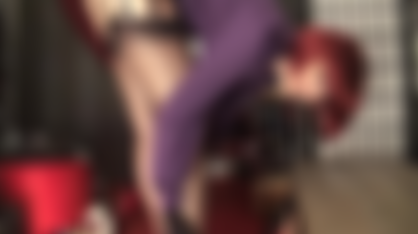 La padrona conosce il tuo debole per le sue gambe e i suoi piedi perfetti, con calze nere vintage completamente allacciate e reggicalze a 12 cinturini, sovrapposti a collant color carne extra lucidi.