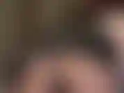 Una dea feticista irresistibile e scintillante: un abito corto in vinile e collant neri trasparenti sono particolarmente eccitanti per l'adorazione del culo.