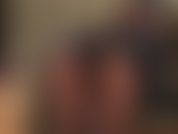 Oh sì, guarda quel perfetto sedere rotondo in questi pantaloncini di raso nero extra attillati e collant color cioccolato, che mi stuzzicano con morbidi guanti di raso...