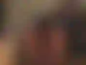 Oh sì, guarda quel perfetto sedere rotondo in questi pantaloncini di raso nero extra attillati e collant color cioccolato, che mi stuzzicano con morbidi guanti di raso...