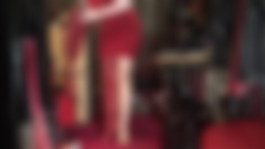 Mi vesto di pelle: adoro la tua dea vestita con lunghi stivali di pelle, guanti e un bellissimo lungo cappotto nero.