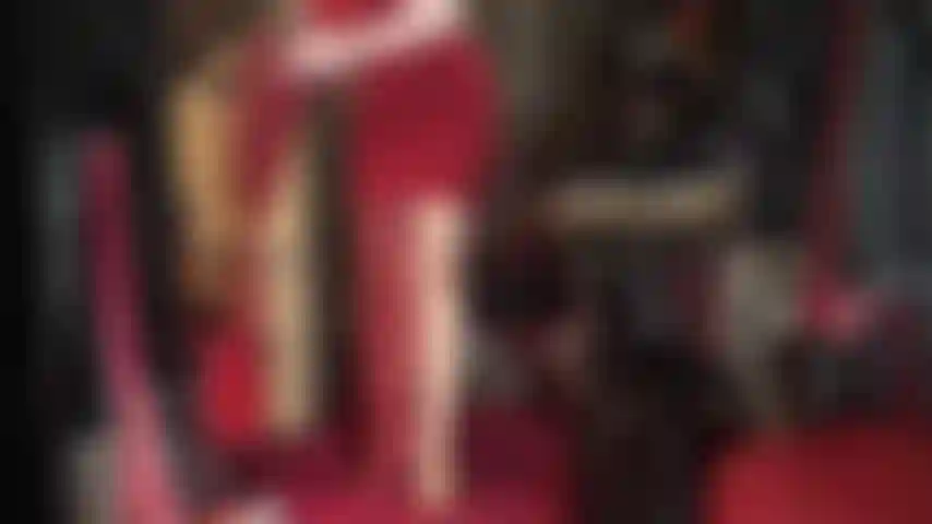 Mi vesto di pelle: adoro la tua dea vestita con lunghi stivali di pelle, guanti e un bellissimo lungo cappotto nero.