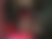 Faccio sesso orale con guanti, feticismo dello sputo e stuzzico le gambe in lattice lucido.