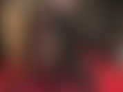 Guanti di gomma neri lucidi per una sega sexy e scivolosa.